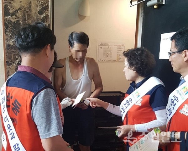 수원시 권선구 권선1동 지역사회보장협의체가 적극적인 복지사각지대 발굴 캠페인을 실시했다.(사진=권선구청)