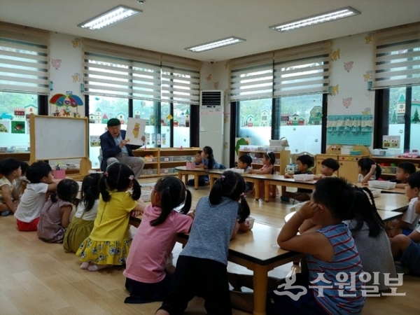 수원시 영통구가 권영섭 한국원로만화가협회 회장을 초청해 ‘만화가 할아버지와 함께하는 만화이야기 교실’을 진행했다.(사진=영통구청)