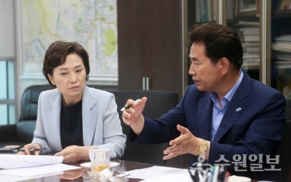 백군기 용인시장(오른쪽)이 김현미 국토교통부장관을 만나 시의 현안을 설명하고 있다.(사진=용인시)