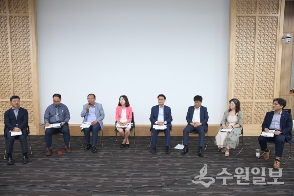 의정토론회에서 주민자치 시범 중 문제점에 대해 토론하고 있다.(사진=수원시)