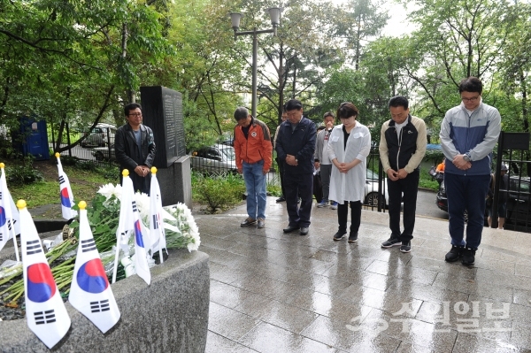 조명자 의장(가운데)를 비롯한 탐사단이 신한촌 기념비를 찾아 묵념하고 있다.(사진=수원시의회)