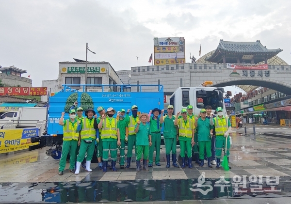 지동교 물청소를 한 환경관리원들.(사진=팔달구)