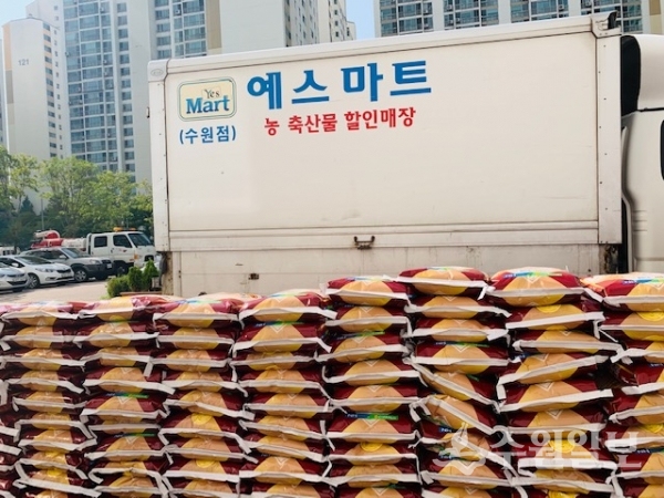 예스식자재마트가 기탁한 쌀 110포.(사진=장안구청)