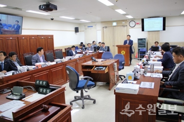 박재만 경기도의회 도시환경위원회 위원장이 ‘도 주거정책의 공공성 확대 방안 연구’를 주제로 연구용역 중간보고회를 열었다.(사진=경기도의회)