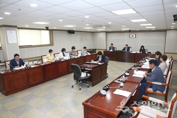 수원시의회 상생특위 5차회의가 2일 문화복지위원회 회의실에서 열렸다.(사진=수원시의회)