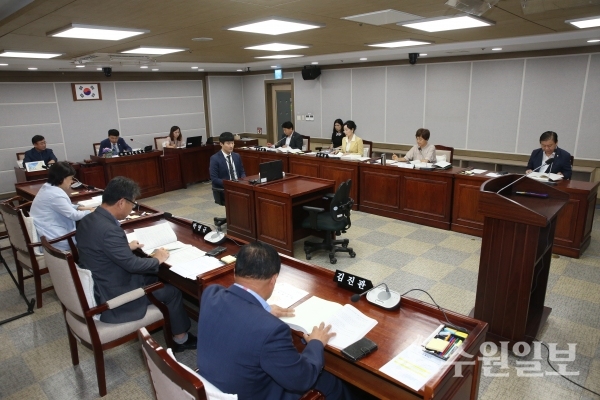 수원시의회 교통건설체육위원회가 2일 시의회에서 조례안을 의결했다. (사진=수원시의회)