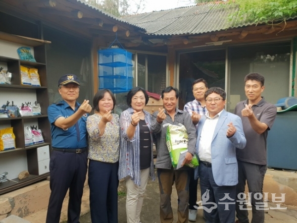 수원시 권선구 입북·당수동 생활안전협의회가 지난 2일 복지 사각지대에 놓여있던 가정 2세대를 대상으로 성금 100만원 및 식품 등을 전달했다.(사진=권선구청) 