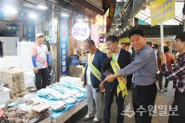 팔달구가 3일 관내 전통시장에서 추석맞이 물가안정 캠페인을 벌였다.(사진=팔달구)