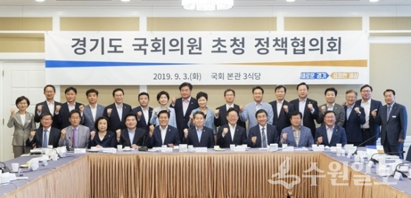 이재명 경기도지사가 3일 국회에서 경기지역 국회의원과 만남을 갖고 도의 발전을 위한 예산 집행 및 삶의 질 향상을 위한 예산 확보를 위해 적극적으로 노력해 줄 것을 당부했다.(사진=경기도청)