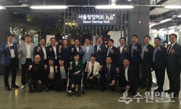 경기도의회 경제노동위원회 위원들과 도 공무원 등이 서3일 울 창업허브 및 DMC디지털미디어시티를 방문한 뒤 기념촬영을 하고 있다.(사진=경기도의회)