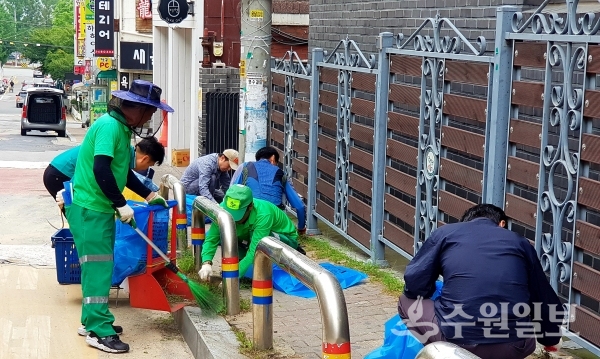 우만1동이 지난 3일 관내 주요 도로의 제초작업을 실시했다.(사진=팔달구)