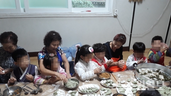어린이들이 4일 고등촌 경로당에서 할아버지, 할머니들과 송편을 만들고 있다.(사진=팔달구)