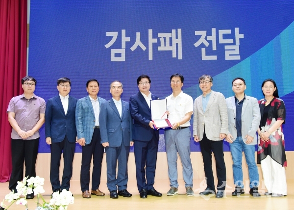 염태영(왼쪽 다섯번째) 시장이 4일 시청 대강당에서 A아파트 주민들로부터 감사패를 받았다.(사진=수원시)
