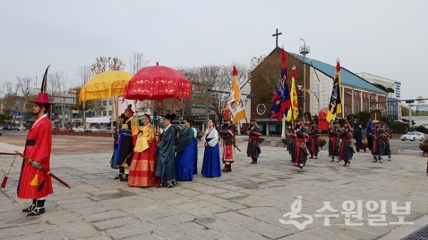 수원문화재단이 내달 6일 개최하는 2019 정조대왕 능행차 공동재현 수원행행(行幸) 행사의 홍보를 위해 ‘2019 찾아가는 정조대왕 능행차’를 이달 말 총 3회 진행한다.(사진=수원문화재단)