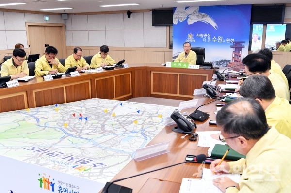 조무영(가운데) 부시장이 5일 시청에서 태풍 링링 긴급대책회의를 주재하고 있다.(사진=수원시)
