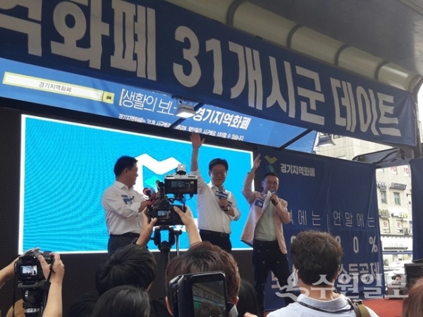 이재명(가운데) 경기지사가 광명종합시장을 찾아 경기지역화폐 알리기에 몸소 나섰다.(사진=수원일보)
