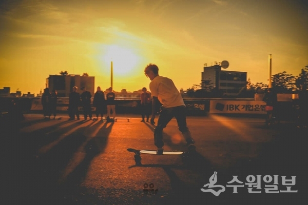 21일 행궁동 (구)신풍초등학교 로터리 부근에서 롱보드 대회가 열린다.(사진=팔달구)