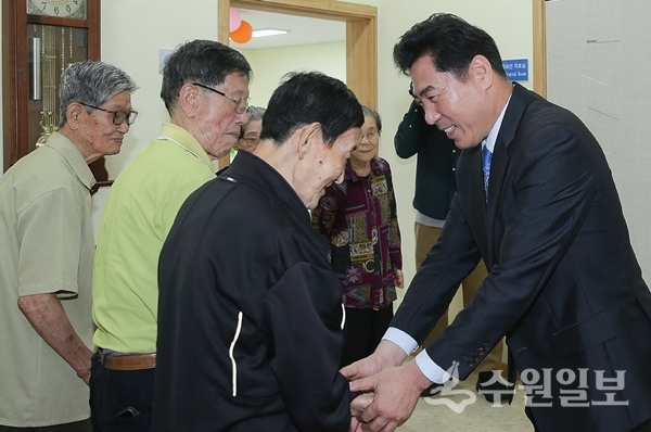 김상돈 의왕시장이 10일 아록의 집을 방문했다.(사진=의왕시)