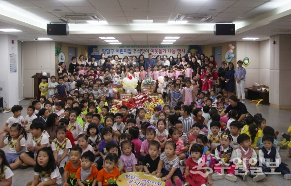 팔달구청에서 10일 어린이가 참여한 ‘행복한 추석맞이 라면 기부’ 행사가 열렸다. (사진=팔달구)