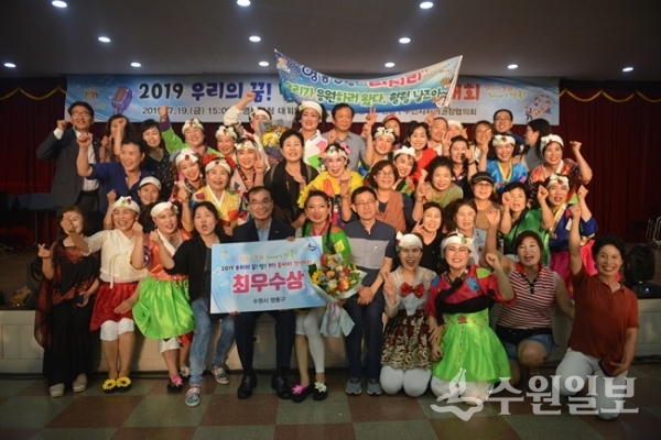 수원시 영통구는 제17회 수원시주민자치박람회 동아리 경연대회 참가팀을 방문해 격려했다.(사진=영통구청)