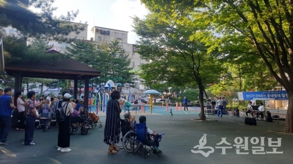 수원시 권선구가 시민들에게 주말과 일상이 만나는 힐링의 시간, ‘권선구민 문화충전, 동네방네 힐링 버스킹’ 공연을 오는 10월까지 진행한다.(사진=권선구청)