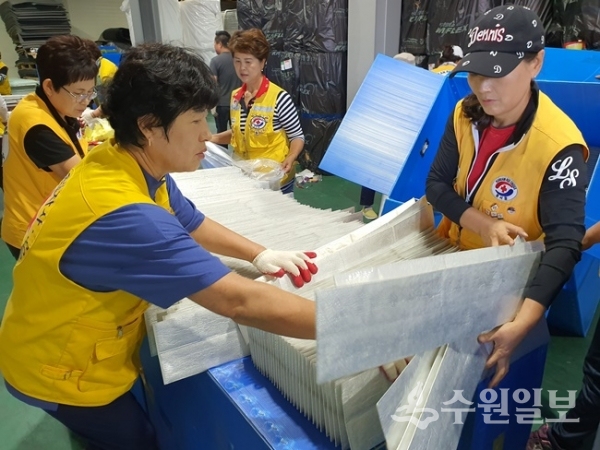 (주)수강화학 임직원 및 화성지구협의회 소속 적십자 봉사원 등 약 30명이 폼블럭 포장 봉사활동을 실시했다.(사진=대한적십자사 경기도지사)