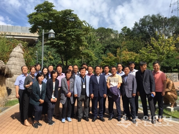 이병규 장안구청장(앞줄 가운데)이 17일 해우재 관리센터를 찾아 구 공직자들과 포즈를 취했다.(사진=장안구)