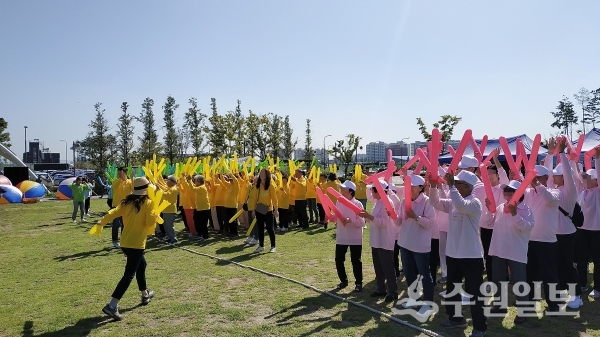 18일 고색동 대부둑공원에서 열린 ‘뇌 청춘 돌려주는 가을 운동회’에 참가자들.(사진=수원시)