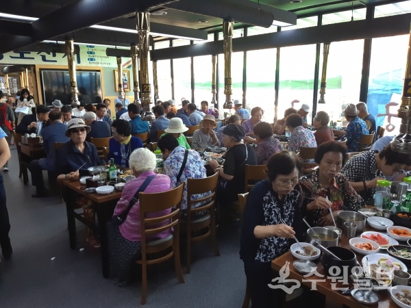 18일 매교동 한 식당에서 어르신들이 음식을 먹고 있다.(사진=팔달구)