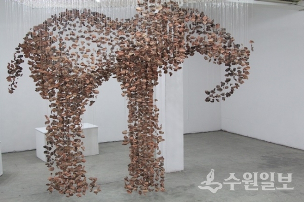 도자조형 사전설치에 나선 2019 경기세계도자비엔날레 응고지 에제마(Ngozi Ezema)의 '심연을 잇다(Connecting Deep)'라는 작품이다.(사진=경기도청)