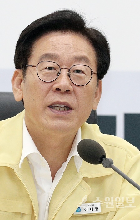 이재명 경기도지사는 제17호 태풍 타파가 북상할 것에 대비해 “태풍피해는 수많은 변수로 다양한 피해가 생겨나기 때문에 늘 철저히 대비해야 한다”며 면밀한 대응을 지시했다.(사진=경기도청)
