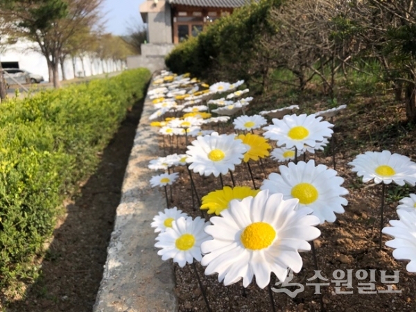 ‘2019 경기세계도자비엔날레’ 기간 중 곤지암도자공원에서 관람객 참여 이벤트가 열리는 세라믹플라워가든의 모습.(사진=경기도청)