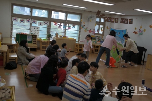 광교 빛누리유치원이 지난 23일 학부모가 참여해 유아들의 호기심을 자극하는 과학놀이 한마당 행사를 진행했다.(사진=경기도수원교육지원청)