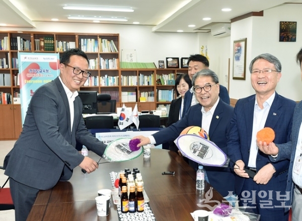경기도교육청이 24일 위피크(주)와 손잡고 도민 누구나 즐길 수 있는 경기학교체육을 조성키로 했다.(사진=경기도교육청)