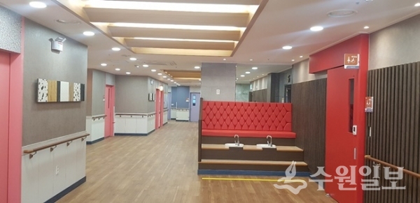 층별마다 색상과 디자인을 달리 한 최고급 마감재로 꾸며진 요양원 내부 모습.