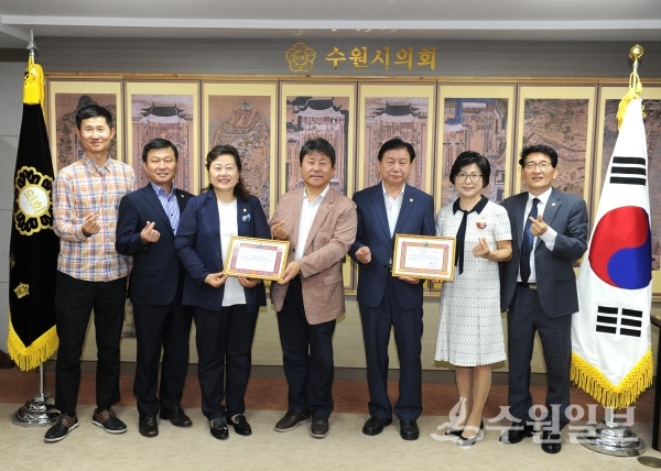 수원시의회 의원들이 라오스 라비엥시 시청과 교육부로부터 감사장을 받았다.(사진=수원시의회)