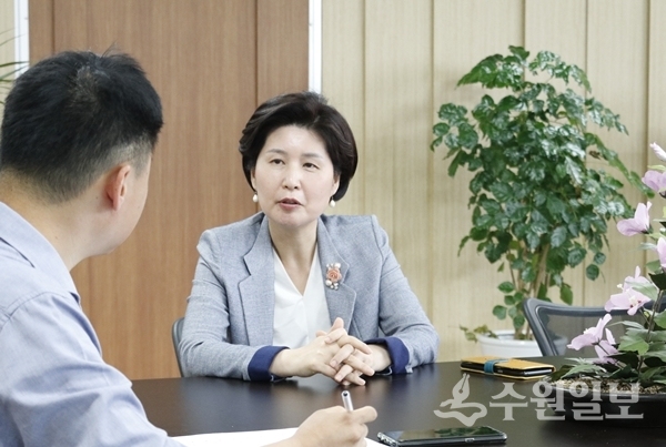 백혜련 의원이 자신의 지역구 사무실에서 수원일보 창간 30주년 인터뷰를 하고 있다.(사진=수원일보)
