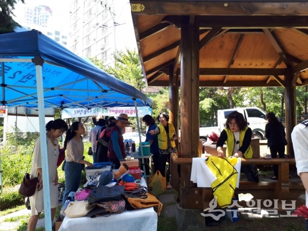 우만2동 지역사회보장협의체가 25일 진행한 나눔장터.(사진=팔달구)
