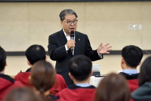이재정 경기도교육감이 26일부터 27일까지 경기도율곡교육연수원서 열리는 6급 핵심인재양성과정 워크숍서  ‘미래교육과 우리교육이 나아가야 할 방향’을 주제로 특강을 진행했다.(사진=경기도교육청)