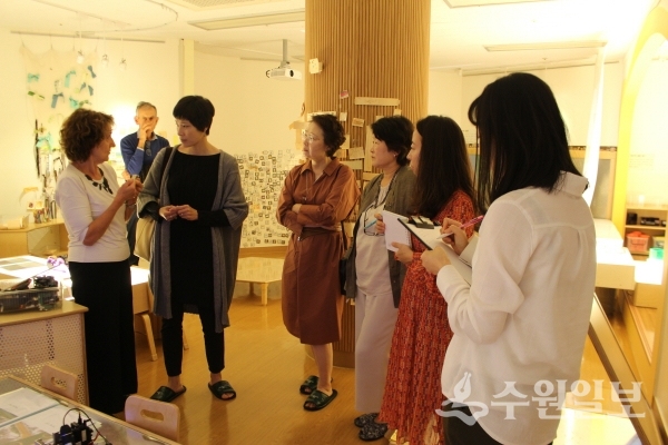 파올라 스트로찌가 24일 의왕시육아종합지원센터를 방문했다.(사진=의왕시)