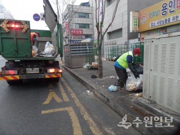 용인시 관내 한 도로변에서 생활쓰레기를 수거하는 장면(사진=용인시 제공)