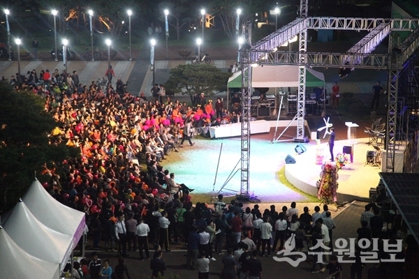시민들이 26일 팔달구청에서 열린 팔달 어울림 음악회를 즐기고 있다.(사진=팔달구)