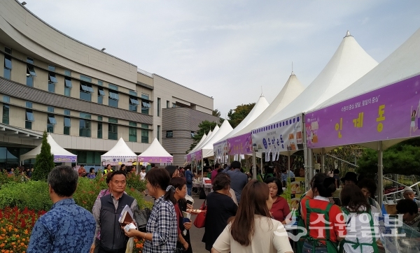 시민들이 27일 팔달구청에서 열린 새마을3단체 새로 나눔 장터를 찾았다.(사진=팔달구)
