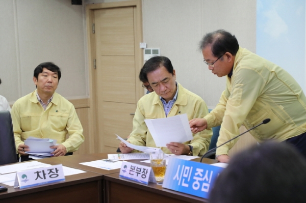 정장선 평택시장이 지난 28일 아프리카돼지열병 유입 차단에 총력을 기울일 것을 당부했다.(사진=평택시장)