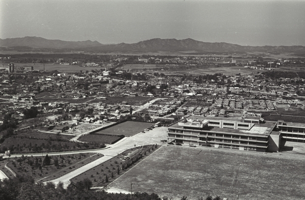 1973년 팔달산에서 바라본 경기도청과 수원시내.(사진=수원박물관)