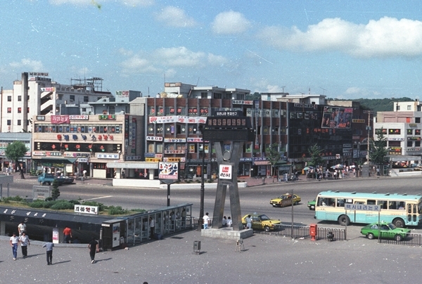 사진3. 1987년 수원역 앞 광경.(사진=수원박물관)