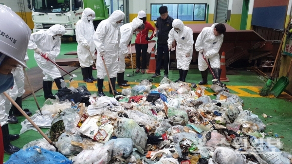 영화동에서 지난달 30일 진행한 생활폐기물 샘플링 검사.(사진=장안구)