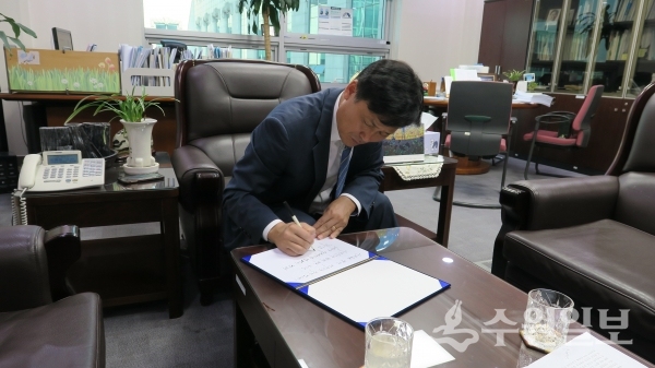 김영진 의원이 수원일보 창간 30주년 축하 메시지를 쓰고 있다.