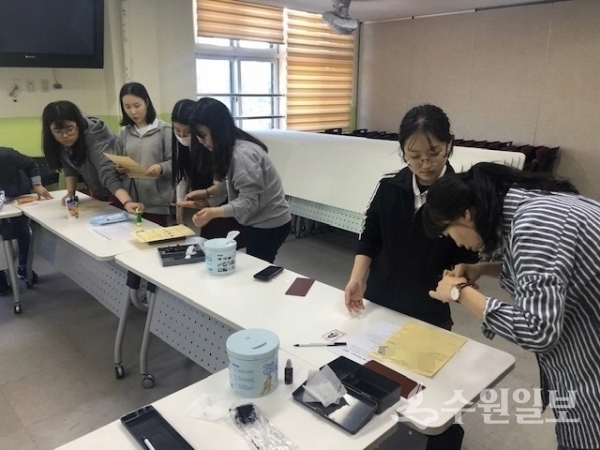팔달구가 관내 고교를 찾아가 주민등록증 방문 발급 서비스를 진행한다.(사진=팔달구)
