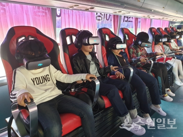 원일초 학생들이 VR 체험 중이다.(사진=원일초)